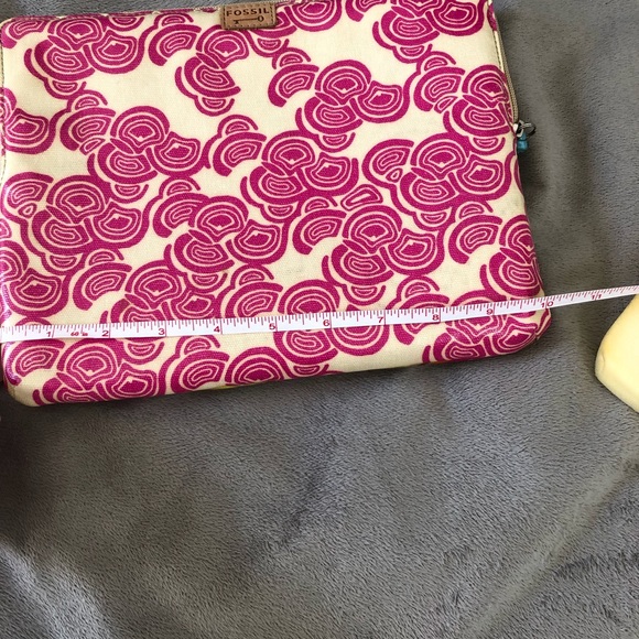 Fossil padded multi print IPad case. - Picture 3 of 7